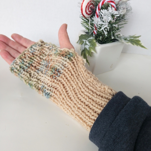 Gloves Fingerless Hand Crafted Tan Blue Green Knit Boho Winter Essential - Picture 10 of 14